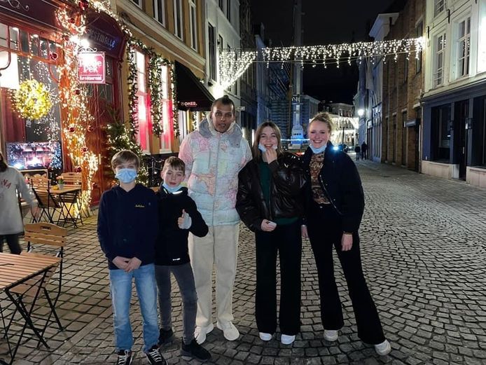 Stromae gaat met zijn fans op de foto voor de deur van Pietje Pek.