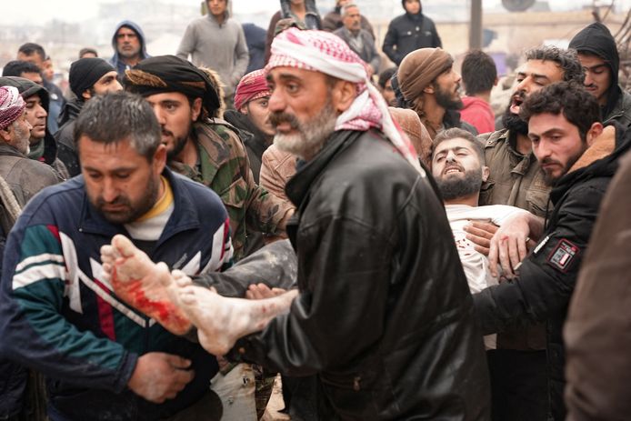 Een gewonde man wordt uit een gebouw gehaald in de Syrische stad Jandaris.