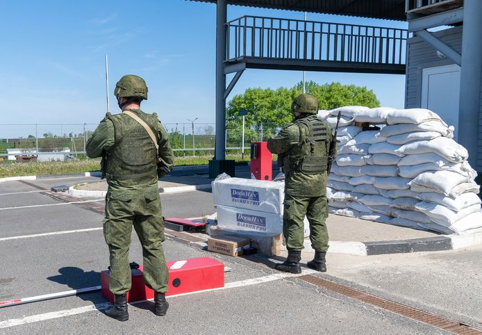 Twee Russische soldaten op wacht aan de grens.