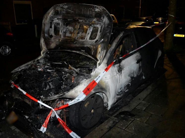 Auto volledig uitgebrand in Arnhem