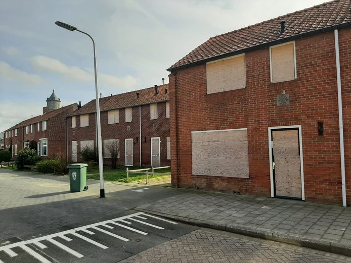 De dichtgetimmerde huizen aan de Laban Deurloostraat zijn geen sieraad voor Scherpenisse.
