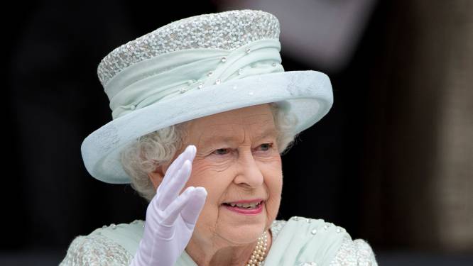 Ce geste beauté de la reine Elizabeth II était en réalité un code secret 