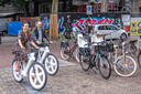 Marijn de Vries bij haar benoeming als fietsburgemeester van Zwolle. 'Collega' Peter Snijders fietst naast haar.