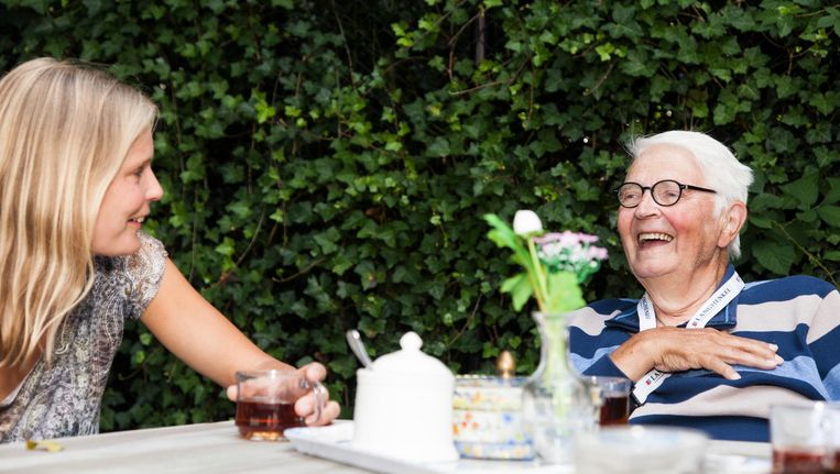 Dochter Natasha bezocht haar vader Jen Algera (78) dagelijks toen hij nog thuis woonde. Dan zat hij alleen op zijn stoel, met een tv die niet aanging en een koffiezetapparaat dat niet werkte. 'Is het dan nog leuk om alleen te zijn? Is dat nog menselijk? Ik denk het niet.' Beeld Adriaan van der Ploeg