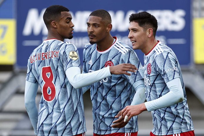 Sébastien Haller maakte na een kwartier op acrobatische wijze al de winnende goal voor Ajax in Waalwijk.