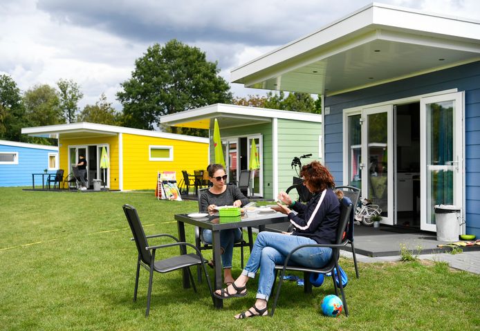 Vakantiegangers op het vijfsterren vakantiepark Ackersate. Veel Nederlanders kozen afgelopen jaar voor een vakantie in eigen land vanwege de coronacrisis.