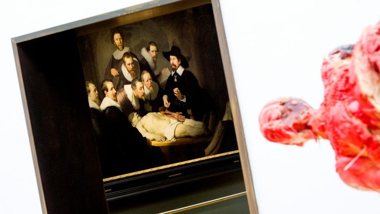 De anatomische les van Dr. Nicolaes Tulp van Rembrandt van Rijn met op de voorgrond een werk van Folkert de Jong tijdens de voorbezichting van De Anatomische Les in het Gemeente Museum in Den Haag in 2013. Beeld anp