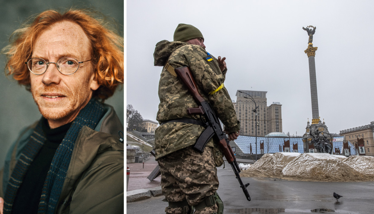 Hendrik Vos / Een Oekraïense militair bewaakt het Onafhankelijkheidsplein in Kiev. Beeld Thomas Sweertvaegher / EPA