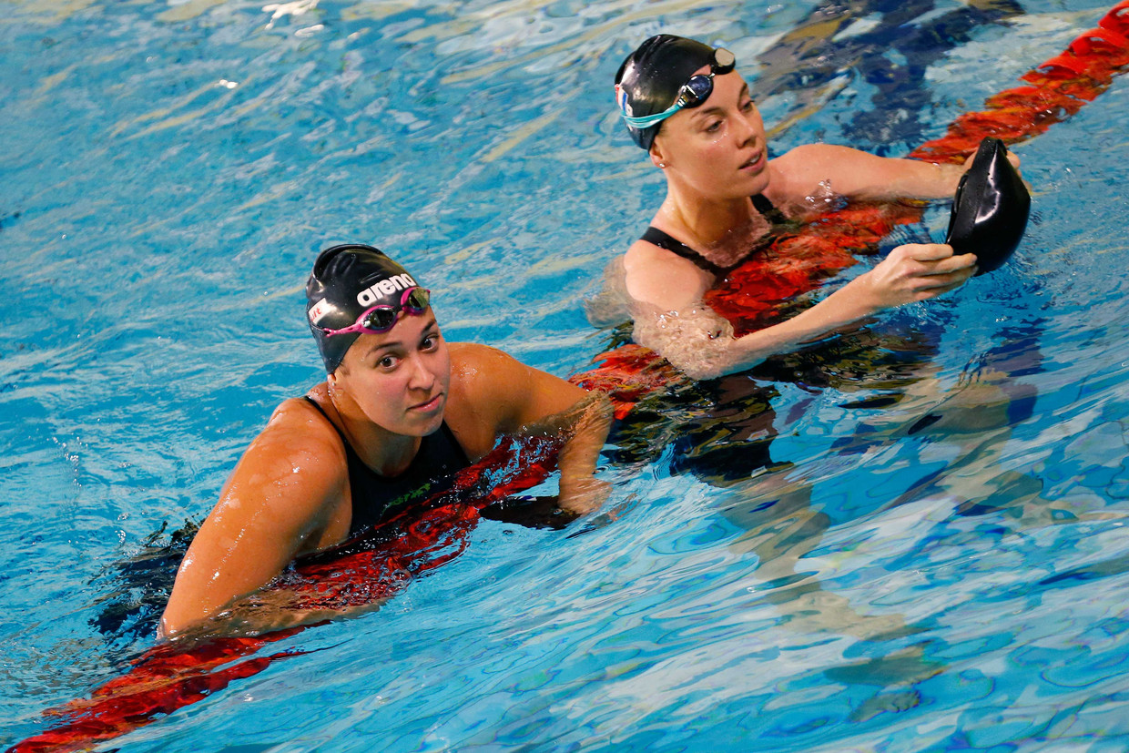 Femke Heemskerk en Ranomi Kromowidjojo na afloop van de 100 meter vrije slag tijdens de Swim Cup in Amsterdam in 2017 Beeld ANP