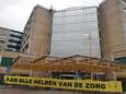 Spandoek supporters Vitesse voor ‘helden in de zorg’ bij ziekenhuis Rijnstate