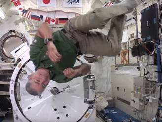 Astronauten spelen met spinner in Internationaal Ruimtestation ISS
