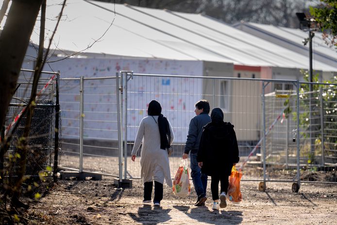 Wandelende asielzoekers die boodschappen gedaan hebben in Nuland en op weg terug zijn naar de noodopvang
