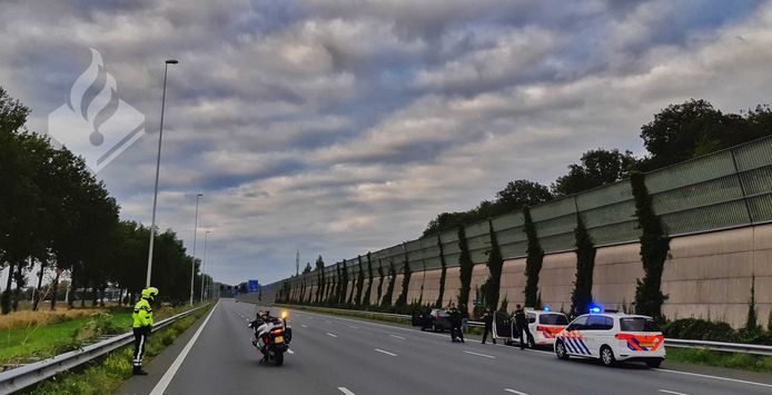 De A12 richting Utrecht werd vrijdagavond vanwege de aanhouding van twee verdachten tijdelijk afgesloten