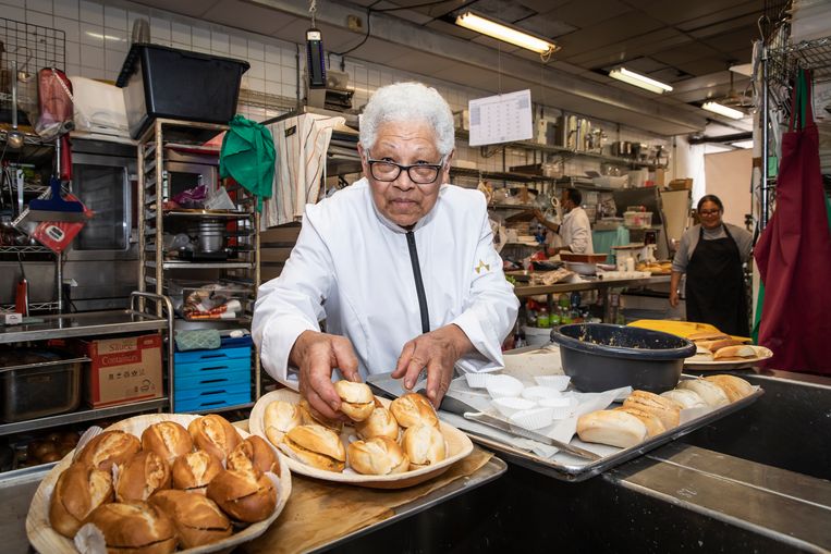 Mavis Hofwijk (81) kan niet stoppen met cateringbedrijf Surinaams Buffet: ‘Wist je dat ik de rotirol heb uitgevonden?’