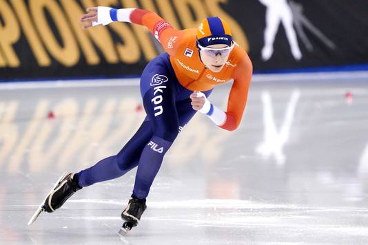 Femke Kok na de rit op de 500 meter op het WK afstanden schaatsen