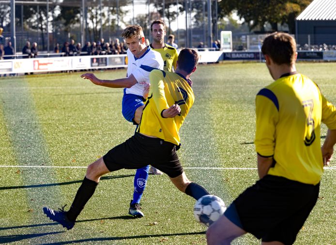 Deurne - SSS'18: Stefan van der Werf haalt uit voor de 1-0.