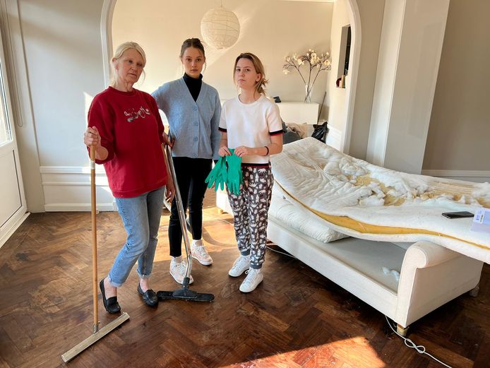 Nancy et ses deux filles auront bien du mal à tout nettoyer.