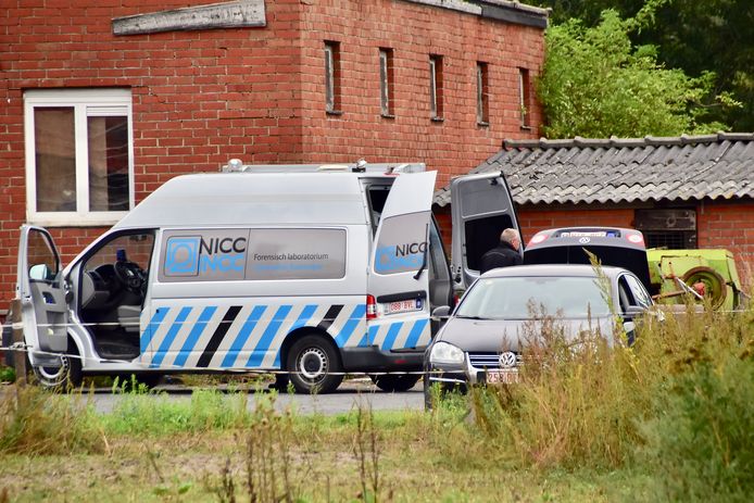 Ook het NICC kwam ter plaatse voor onderzoek, na de inval in het synthetisch drugslab op een hoeve langs de Heirweg in Lendelede.