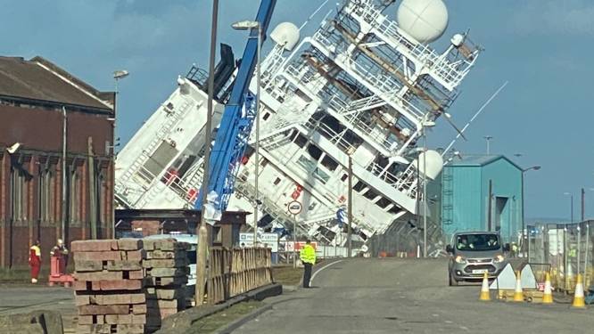 Zeker 25 gewonden nadat schip in Schotland kantelt: 15 mensen naar ziekenhuis 
