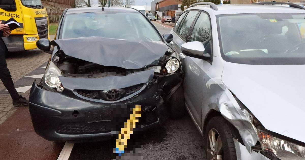 Grote schade bij botsing tussen twee auto’s in Kaatsheuvel.