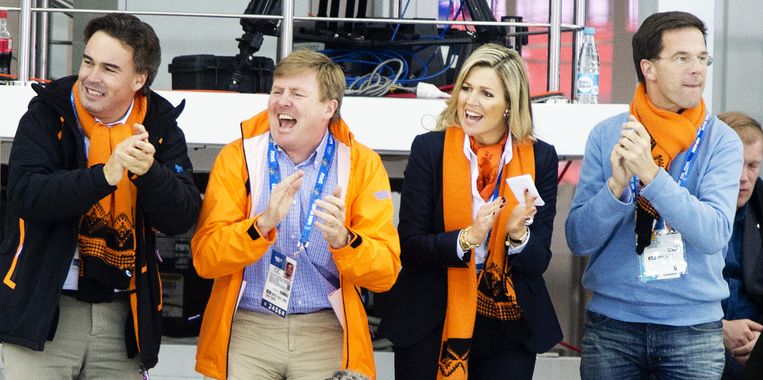 (VLNR) IOC-lid Camiel Eurlings, koning Willem-Alexander, koningin Maxima en premier Mark Rutte moedigen Sven Kramer aan tijdens zijn rit op de 5000 meter in de Adler Arena tijdens de Olympische Winterspelen. Beeld anp