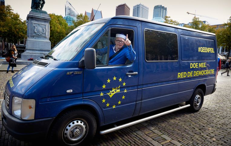 Jan Roos haalt handtekeningen op voor GeenPeil op het Plein in Den Haag. Beeld anp
