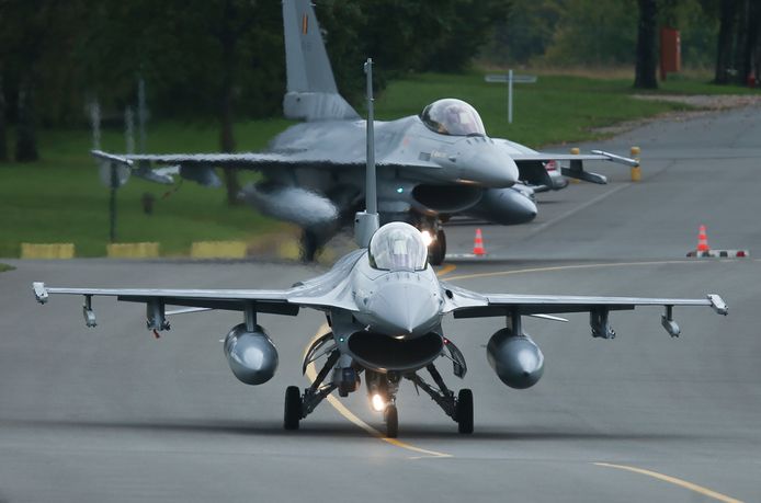 Belgische F16's maken zich klaar om op te stijgen.