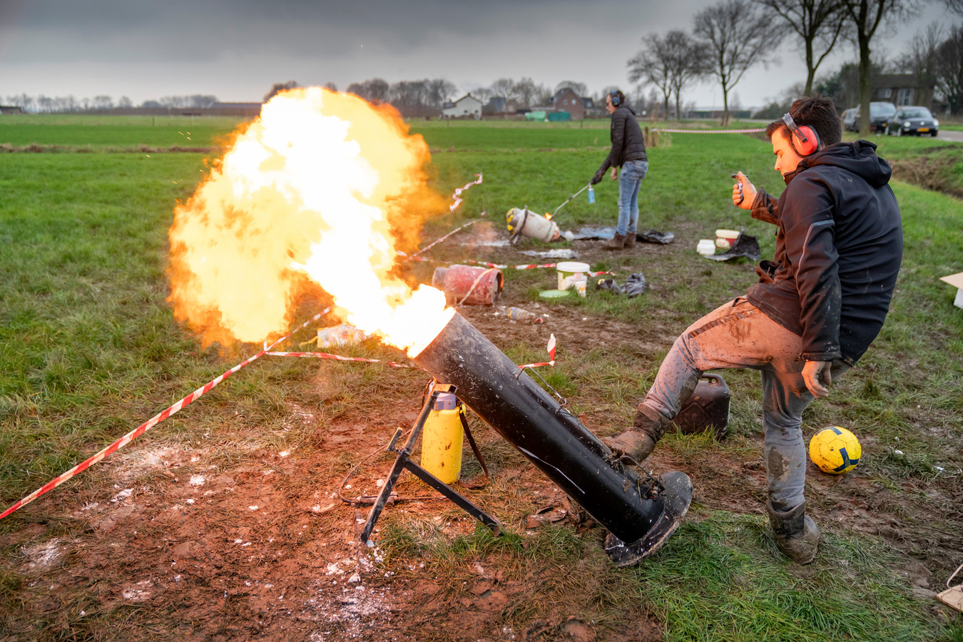 Rozendaal mag gezellig carbid blijven schieten Foto gelderlander.nl