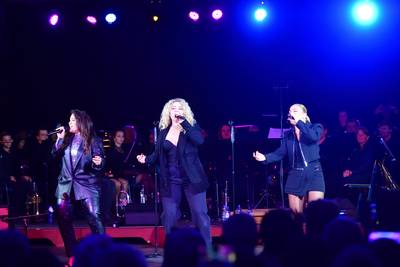De meiden van OG3NE verrassen opa Ad (85) met optreden tijdens jubileumconcert: ‘Fijnaart voelt nog