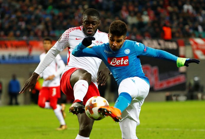 Napoli's Lorenzo Insigne scoort.