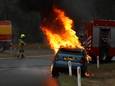De brandweer was snel ter plaatse, maar kon niet voorkomen dat de auto total loss moest worden verklaard.