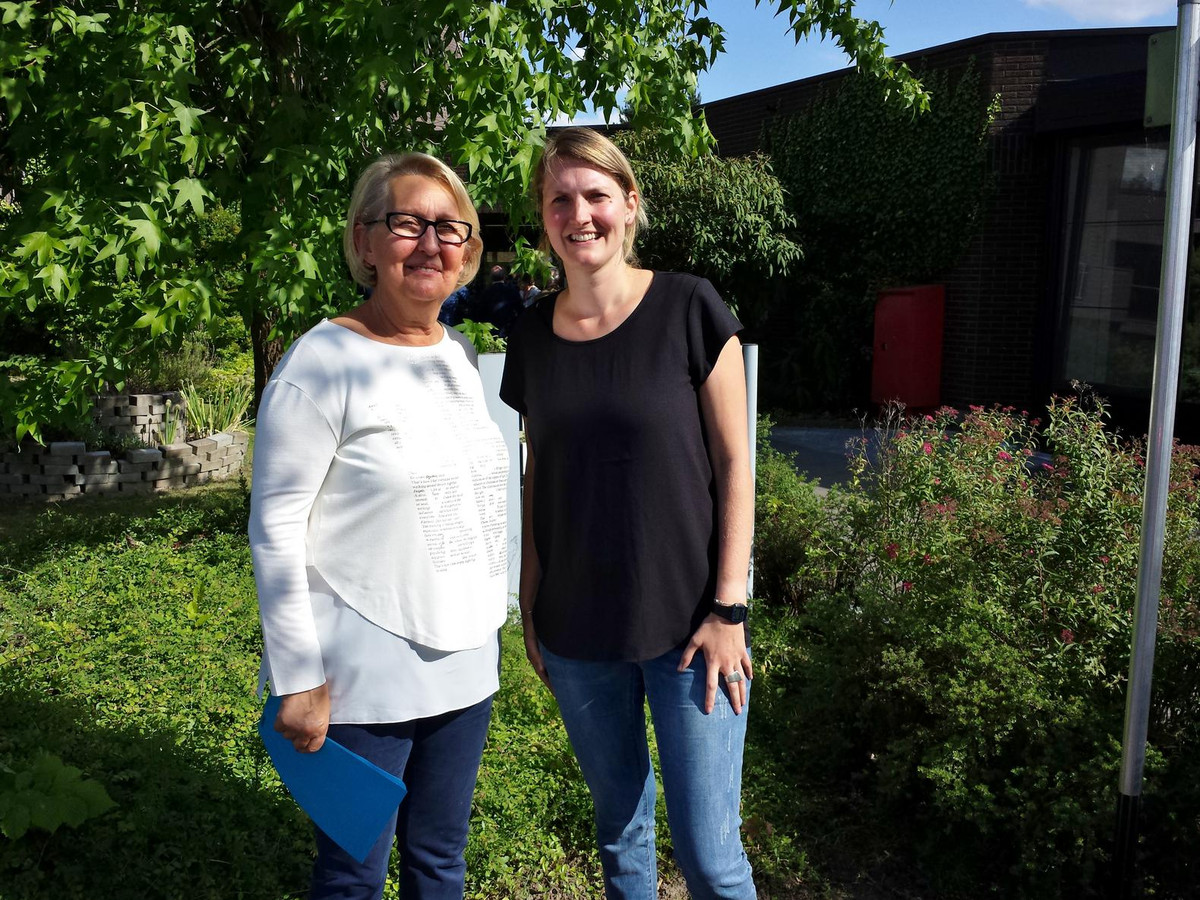 OCMW-voorzitter Rita Vandenoostende (links) en opvoedster Marijke De Clercq die samen met haar man en dochtertje van 1,5 ook haar intrek in de villa neemt.