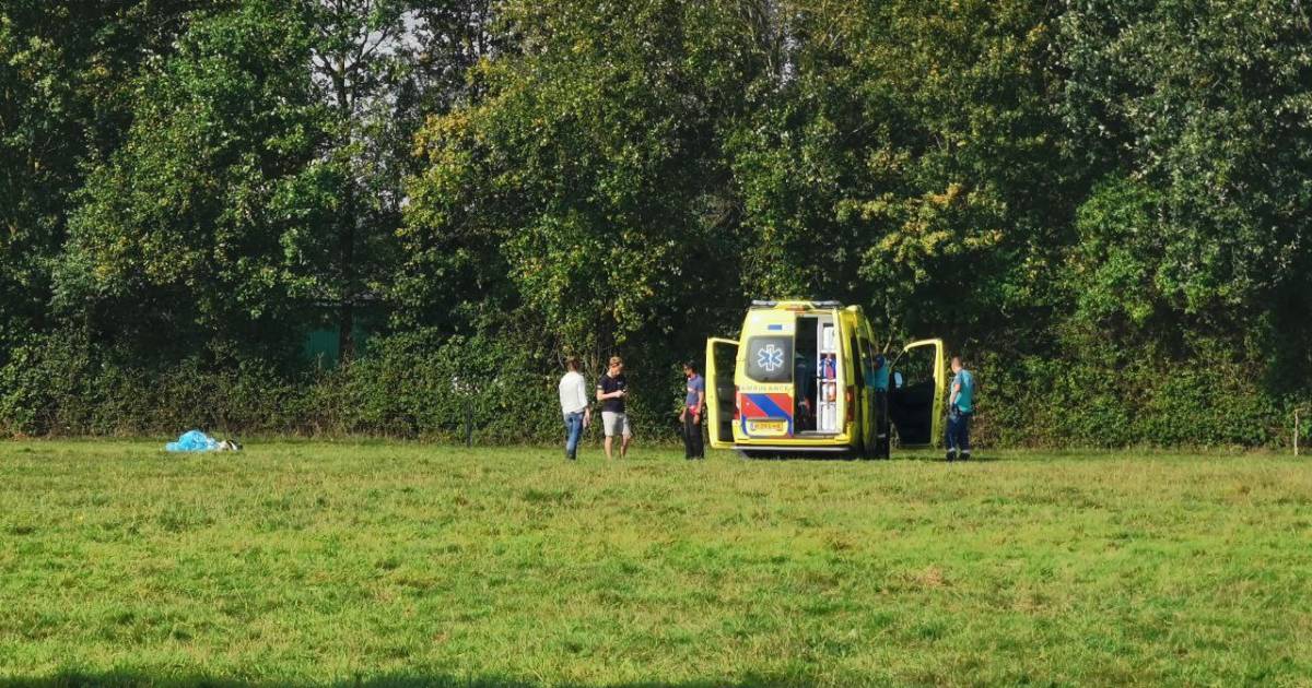 Le parachute tombe en panne lors d’un saut au-dessus de Beemte Broekland : un blessé transporté à l’hôpital |  Apeldoorn