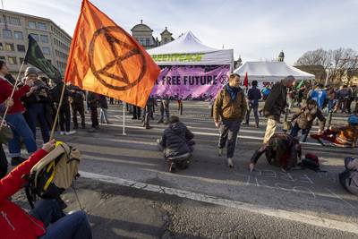 150 militants d’Extinction Rebellion occupent la rue Cantersteen à Bruxelles