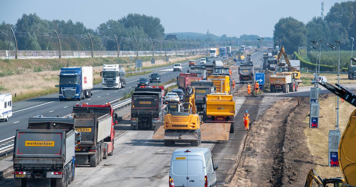 Verzakte fundering: A15 tot op het zand weggehaald en herbouwd, files op provinciale wegen
