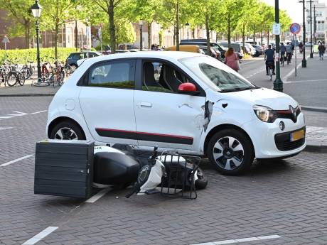 Auto en bezorgscooter botsen in Breda
