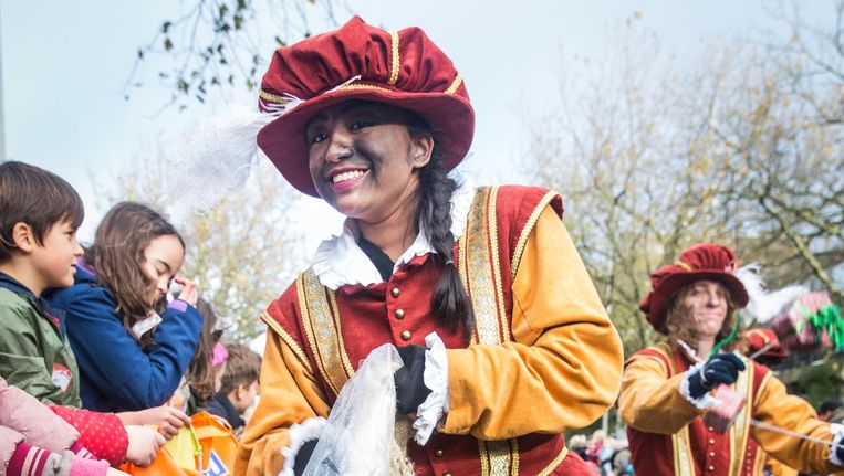 De vernieuwde Amsterdamse Piet moet het racistische karakter van zijn voorganger uitwissen Beeld Dingena Mol