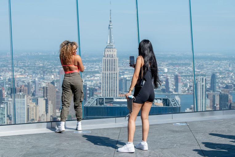 Bezoekers op de 100ste verdieping van Hudson Yards, met Manhattan op de achtergrond, 25 mei.	 Beeld Roy Rochlin / Getty