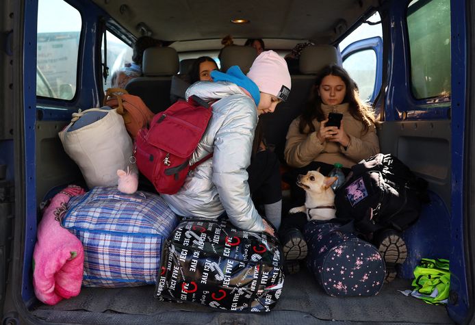 Een familie uit Lviv is onderweg naar Polen.
