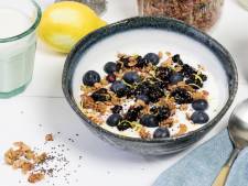 Wat Eten We Vandaag: Yoghurt bowl met muesli en bosbessenjam