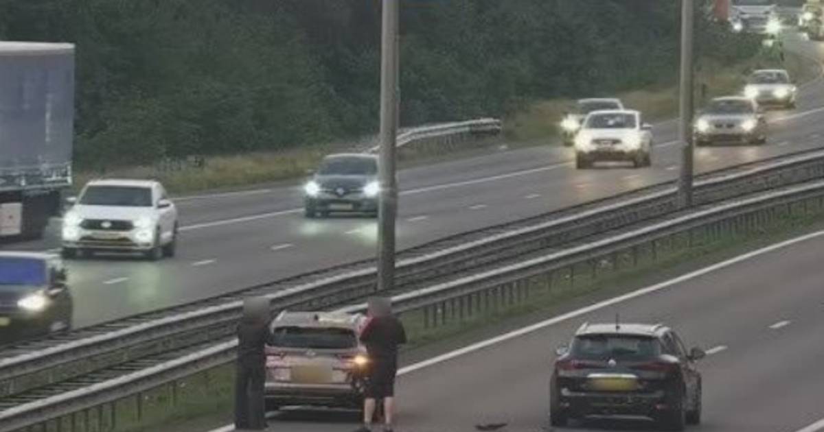 File op A50 door ongeval tussen Apeldoorn en Arnhem, twee rijstroken dicht.