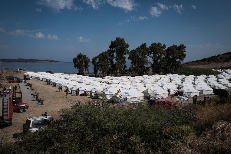 Het Griekse leger stampt een kamp voor migranten uit de grond in Karatepe om ontheemden op te vangen.  Beeld Nicola Zolin