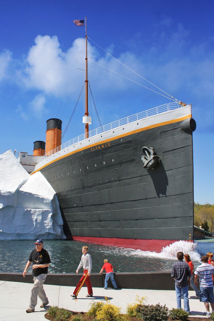 Het exterieur van het museum in Pigeon Forge, Tennessee. Het schip is een replica van de RMS Titanic, maar half zo groot. Het museum in het schip telt twee verdiepingen.