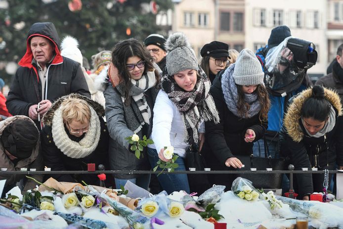 Mensen leggen bloemen neer in Straatsburg voor de slachtoffers van de terreuraanslag.