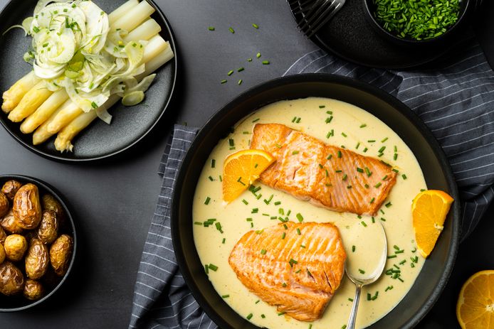 Zalm in chardonnay-sinaasappelsaus met venkel-asperges.