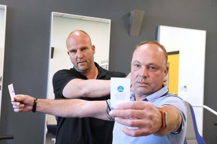 Fysiotherapiepraktijk Fysio in je Voordeel is een Duizeligheidscentrum begonnen. Mike Hilverink (links) met patiënt Ron Kluinhaar.