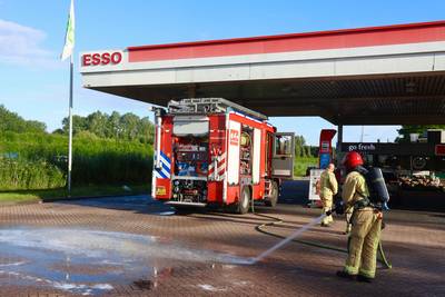 Brandweer rukt uit voor brandende bestelbus bij tankstation langs A2 bij Liempde, blijkt warmgelopen