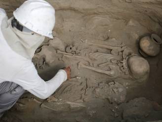 Archeologen ontdekken tombes met 3400 jaar oude skeletten van kinderen in Peru