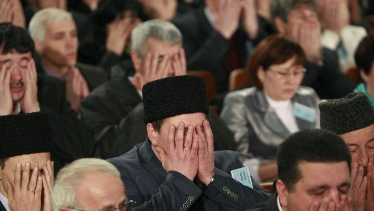 Gebed tijdens de Khuriltai, een een algemene vergadering van tataarse clanleiders, in de stad Bachtsjysaraj op de Krim. Beeld reuters