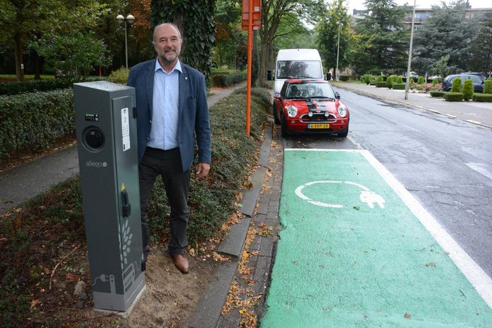 Schepen Van Roeyen aan de laadpaal in de Gravendreef. Per laadpaal kunnen er twee wagens elektrisch opladen.